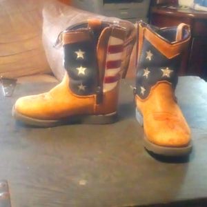 Little boys Smokey Mountain boots size 7